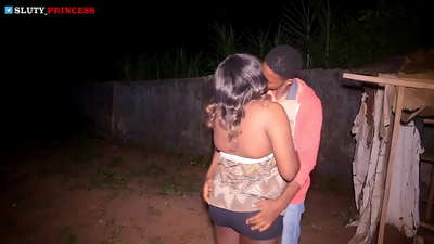 Romance callejero y sexo caliente con una gordita del club